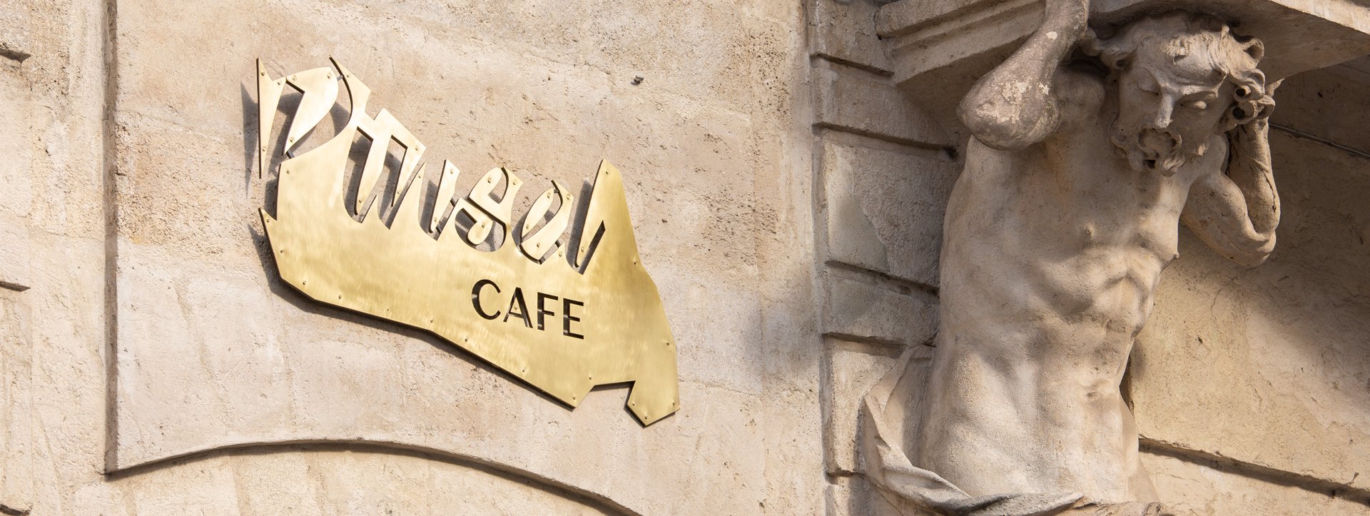 Pinsel Cafe logo signage