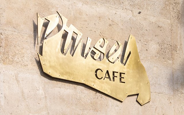 Pinsel Cafe logo signage